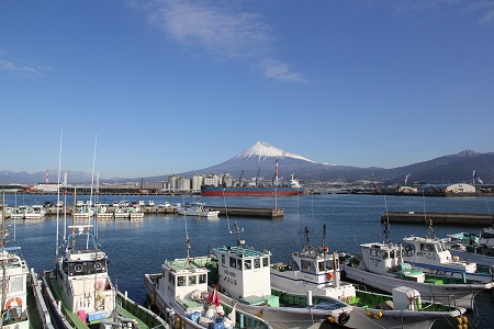 富士山と漁船